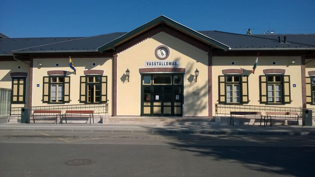MŰEMLÉKFELÚJÍTÁS - BALATONSZENTGYÖRGY VASÚTÁLLOMÁS 1 balatonszentgyörgy-vasútállomás-műemlék-főbejárat-1_1920