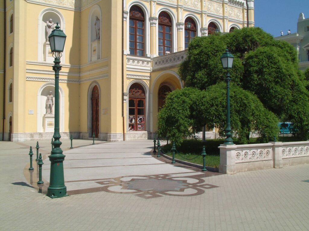 Projects 6 csokonai felújítás gránit burkolat és mészkő kerítés 2000