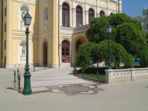 csokonai felújítás gránit burkolat és mészkő kerítés 2000