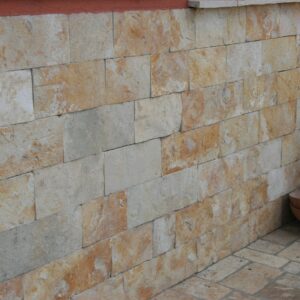 Természetesen hasadt felületű táblákból vágott mészkő burkolólapok