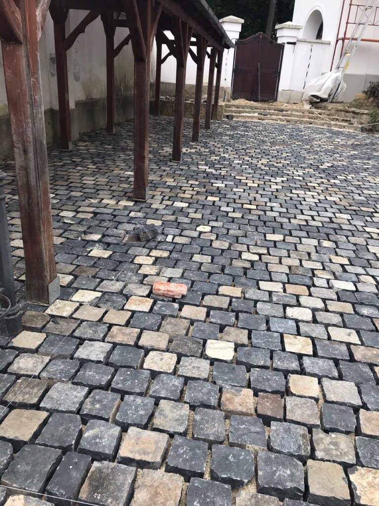 Soros mintába rakott, 10 cm vastag, 14/16 cm bazalt nagykockakő burkolat barnás mállási kéreggel