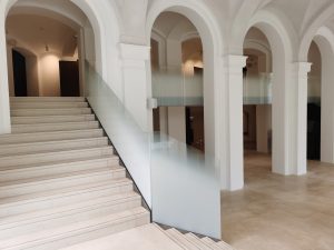 Csokonai Színház 2023 - A galériára vezető lépcső mészkőburkolata a bal oldalon és az előcsarnok nedves padlóburkolata felületvédelem után