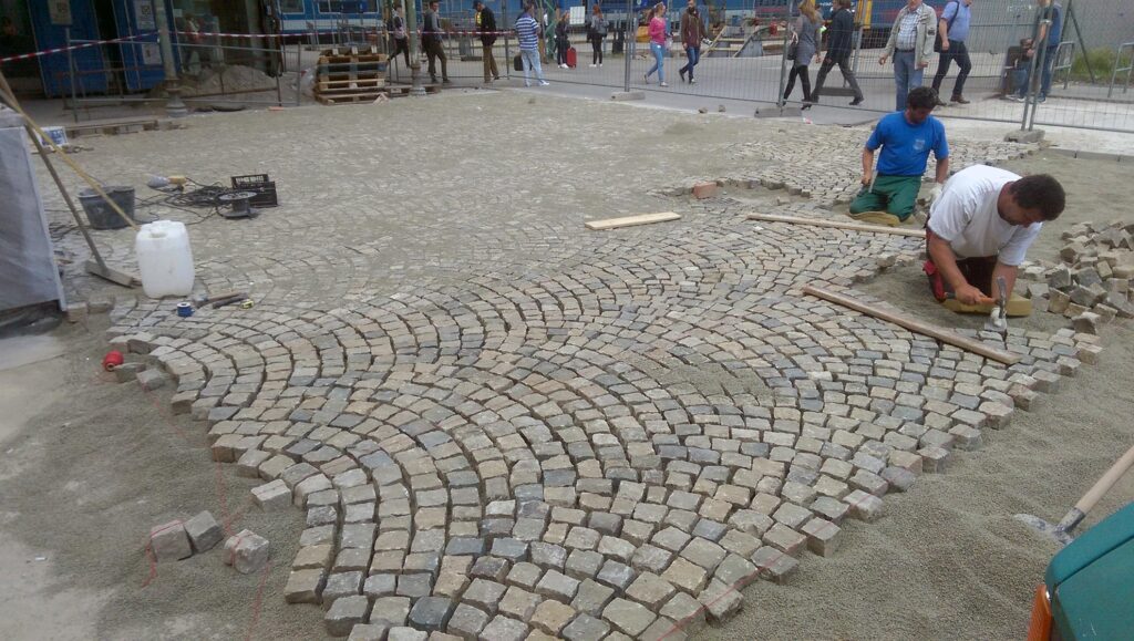 Természetes kő burkolatok kivitelezése - Andezit kockakő térburkolat kivitelezés közben – minőségbiztosított burkolás