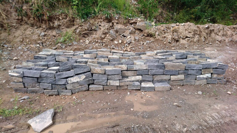 15/25 cm bazalt szegélykő hasított kivitelben, legyártott állapotban