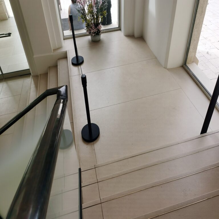 Mészkőből készült lépcső és pihenő - Csokonai Színház 2023