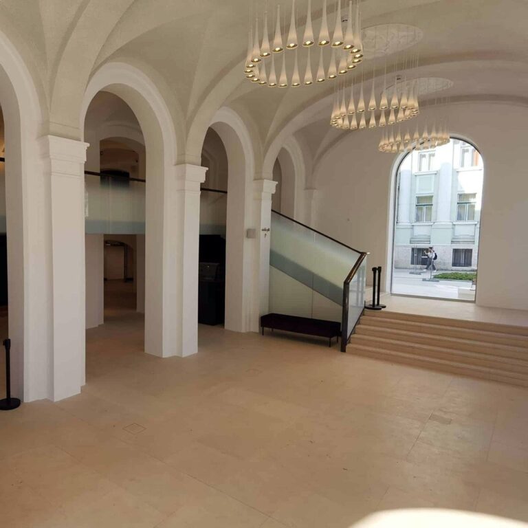 Mészkő padló és lépcső a Csokonai Színház aulájában