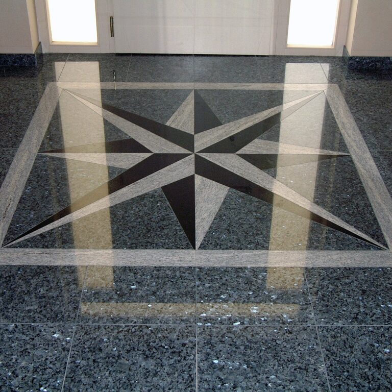 Fekete és szürke gránit intarzia Labrador Blue gránit padlóburkolatban
