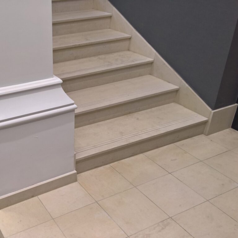 Mészkő lépcsőburkolat és lábazat egy felújított irodaházban