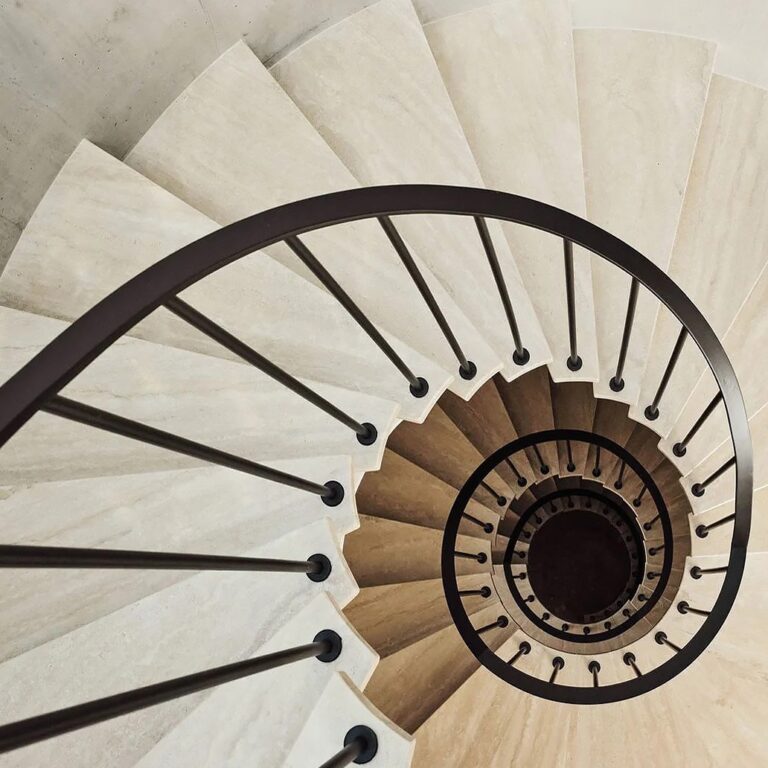 Travertinből készült csigalépcső vaskorláttal