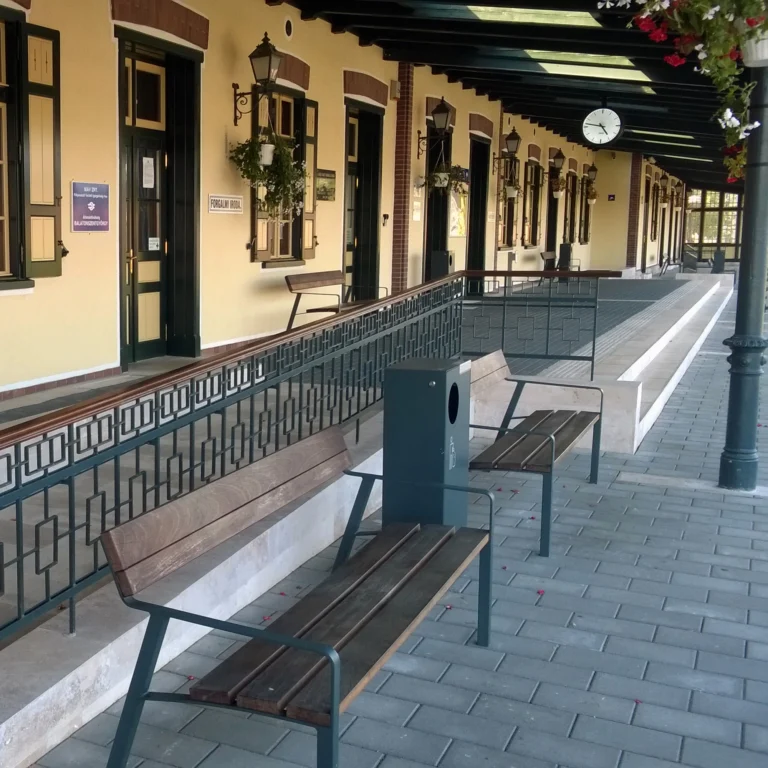 Balatonszentgyörgy vasútállomás felújított peronja