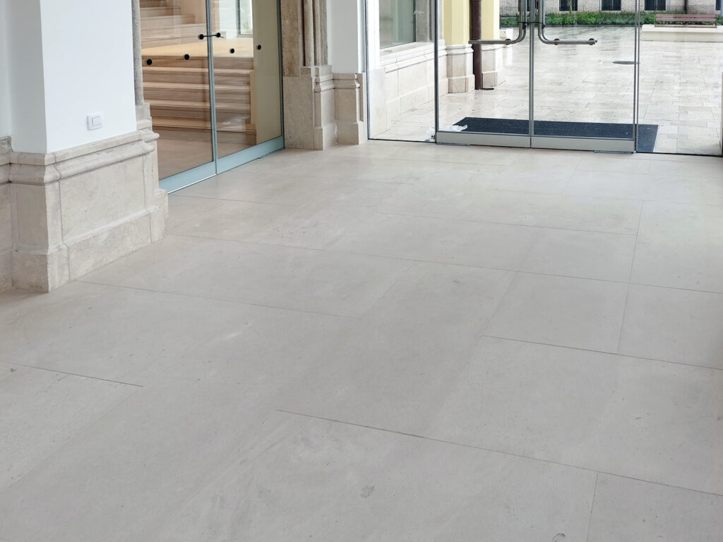 csokonai-2023-mészkő-padló-bejárat