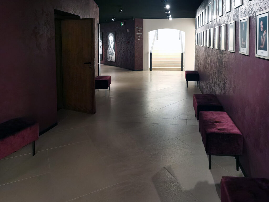 csokonai-2023-mészkő-padló-közlekedő