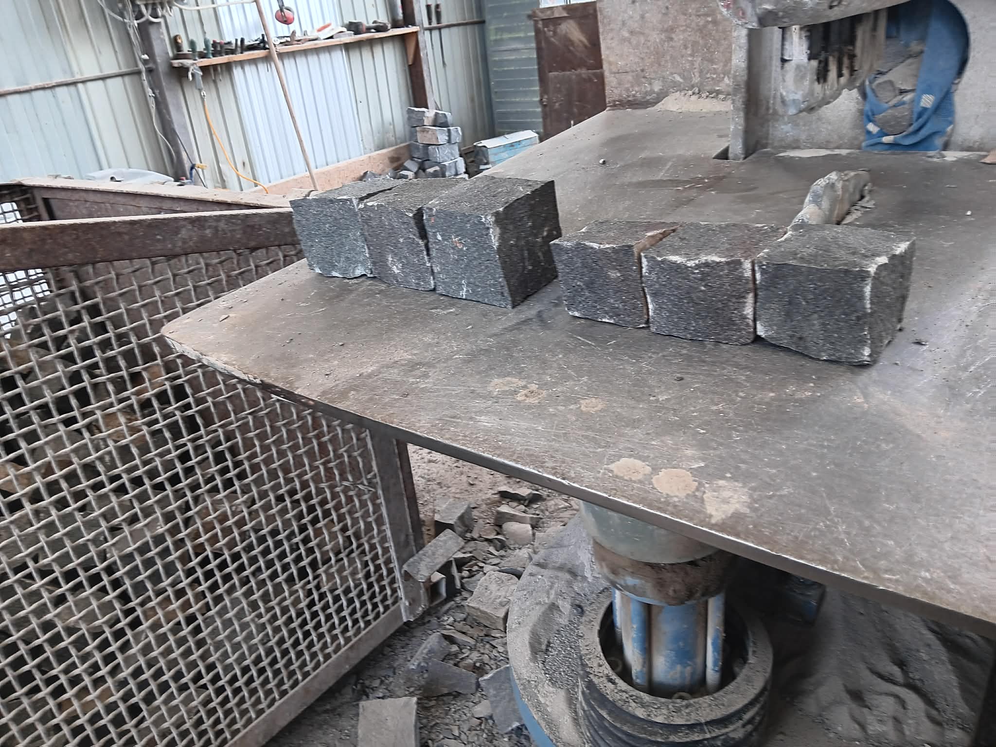 8/10 cm andezit kockakő - hasított 5 10x10 és 6x6 cm méretű szürke andezit kockakövek gyártás után