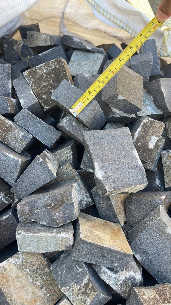 8/10 cm felezett bazalt kockakő vékony szelekció, 2–5 cm vastagságú hasított bazalt térkő kültéri burkolathoz