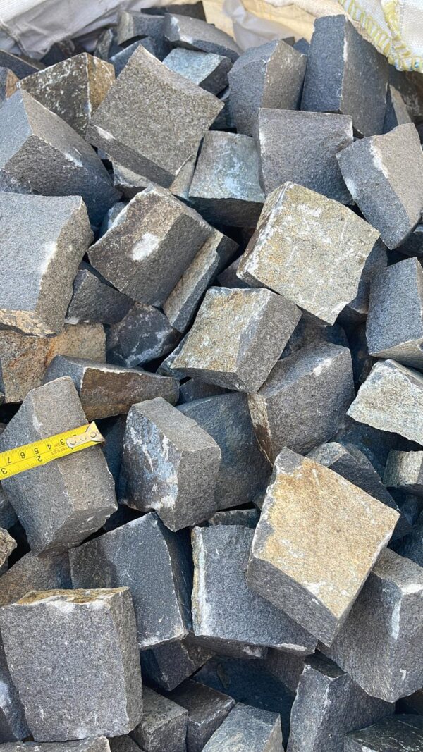 Hasított felületű 8/10 felezett bazalt kockakő vékony kivitelben, változó vastagsággal kültéri burkolathoz