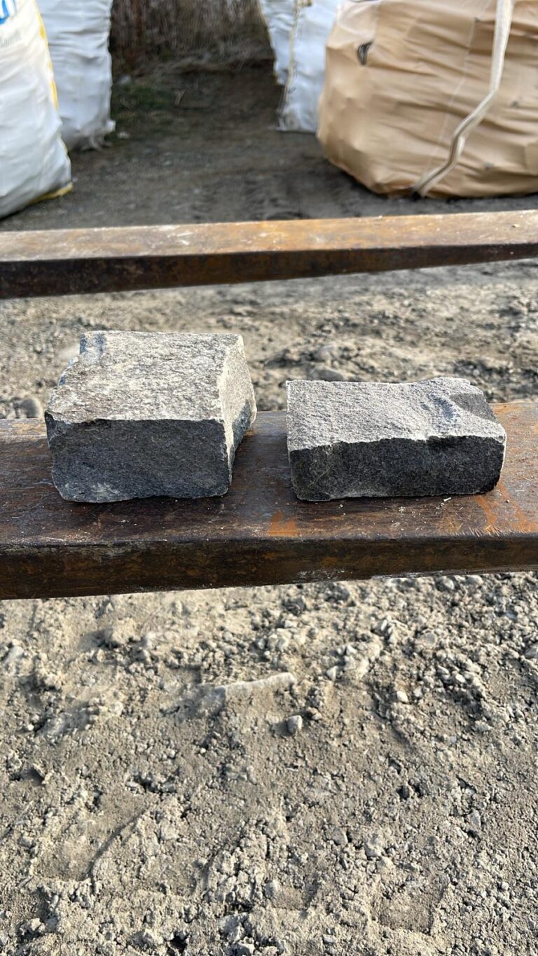 8/10 cm felezett bazalt kockakő. felezett (4-6 cm) és vekony (3-5 cm)