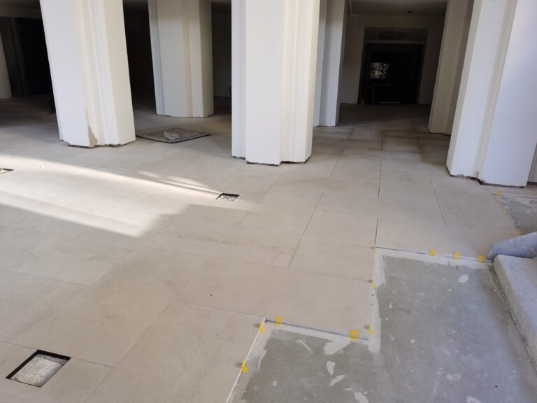 CSOKONAI SZÍNHÁZ MÉSZKŐBURKOLATA 2023 12 Csokonai Színház mészkő padlóburkolat - Aula burkolata