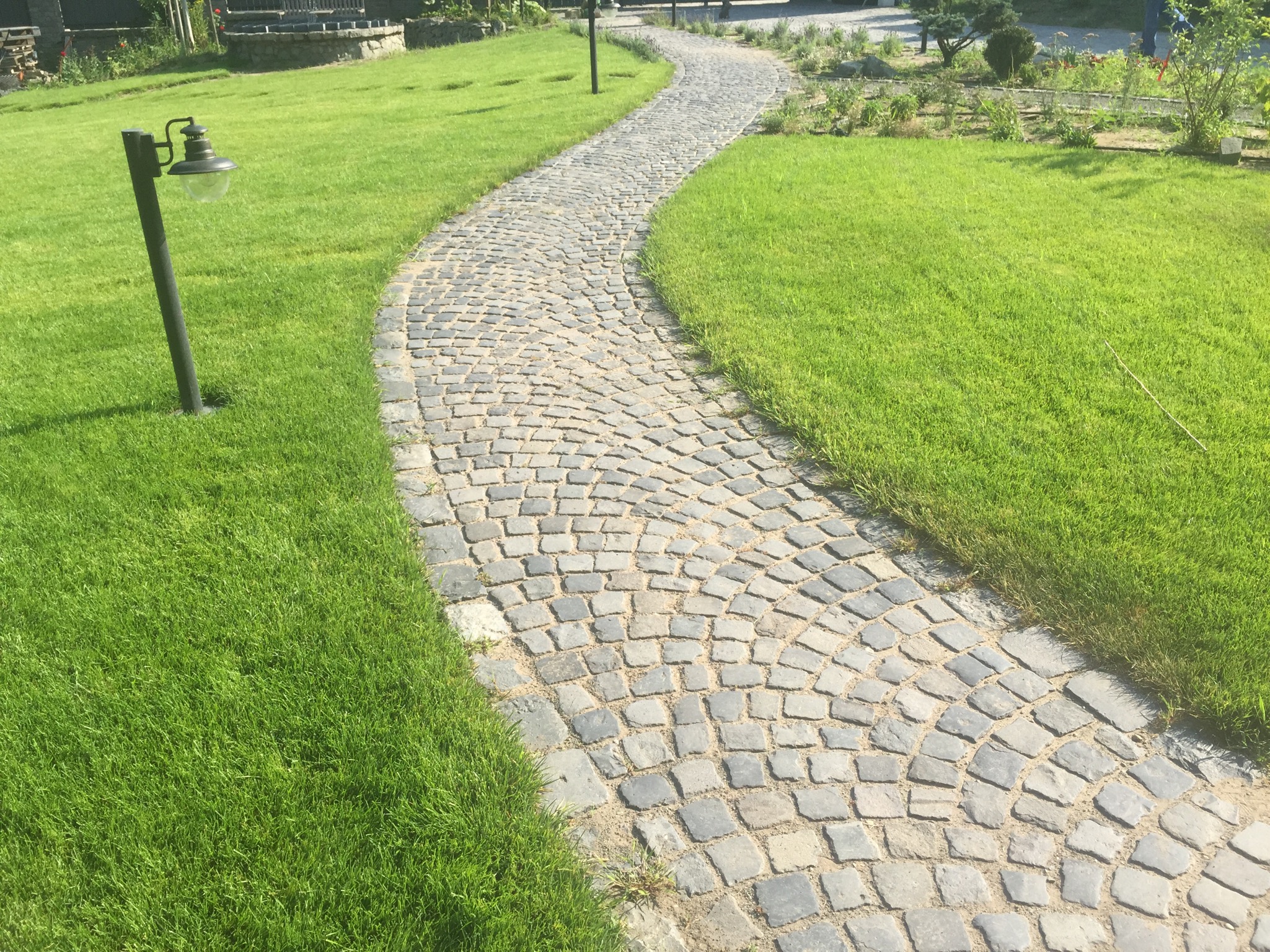 Kerti út, sétány andezit kockakőből