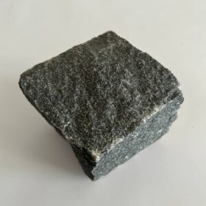 Természetes, 10x10x10 cm gabbró kockakő hasított felülettel, hasított éllel. Fagyálló kültéri burkolatokhoz, rusztikus, csúszásmentes megjelenéssel.