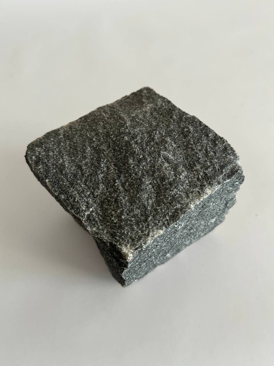 Természetes, 10x10x10 cm gabbró kockakő hasított felülettel, hasított éllel. Fagyálló kültéri burkolatokhoz, rusztikus, csúszásmentes megjelenéssel.