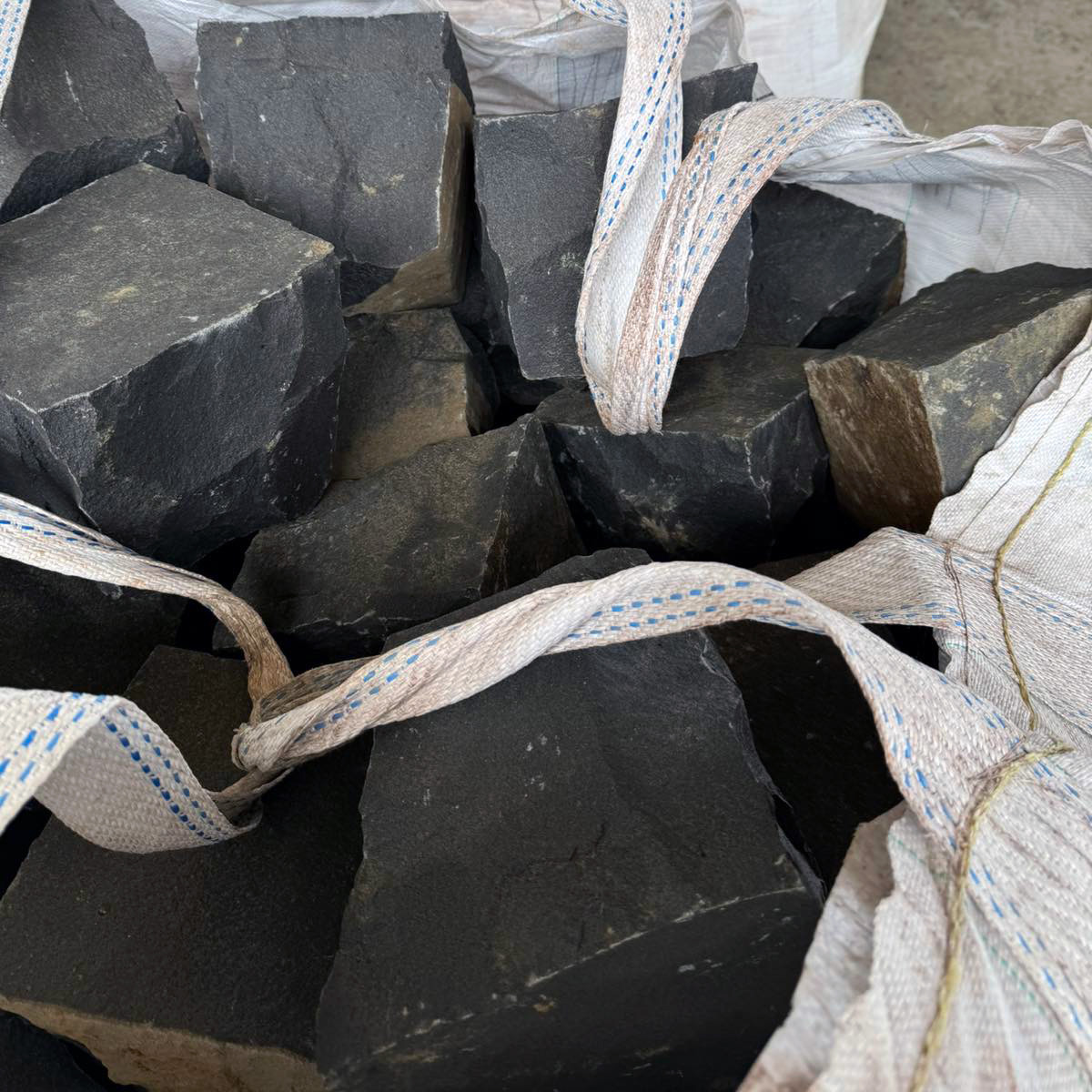 10x10x10 cm gabbró kockakő - hasított 2 Hasított gabbró kockakő big-bag zsákban