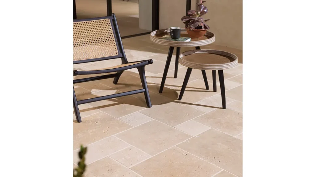 Travertin enteriőr trend – toszkán terasz antikolt travertin hatású porcelán burkolattal, Porcelanosa