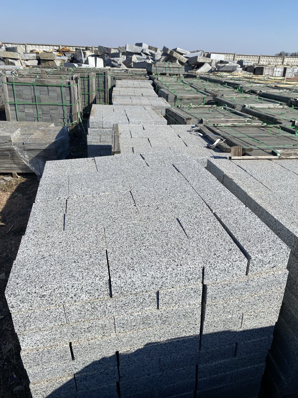 Világosszürke gránit térburkoló lap – 5 cm vastag, különböző méretben és felülettel