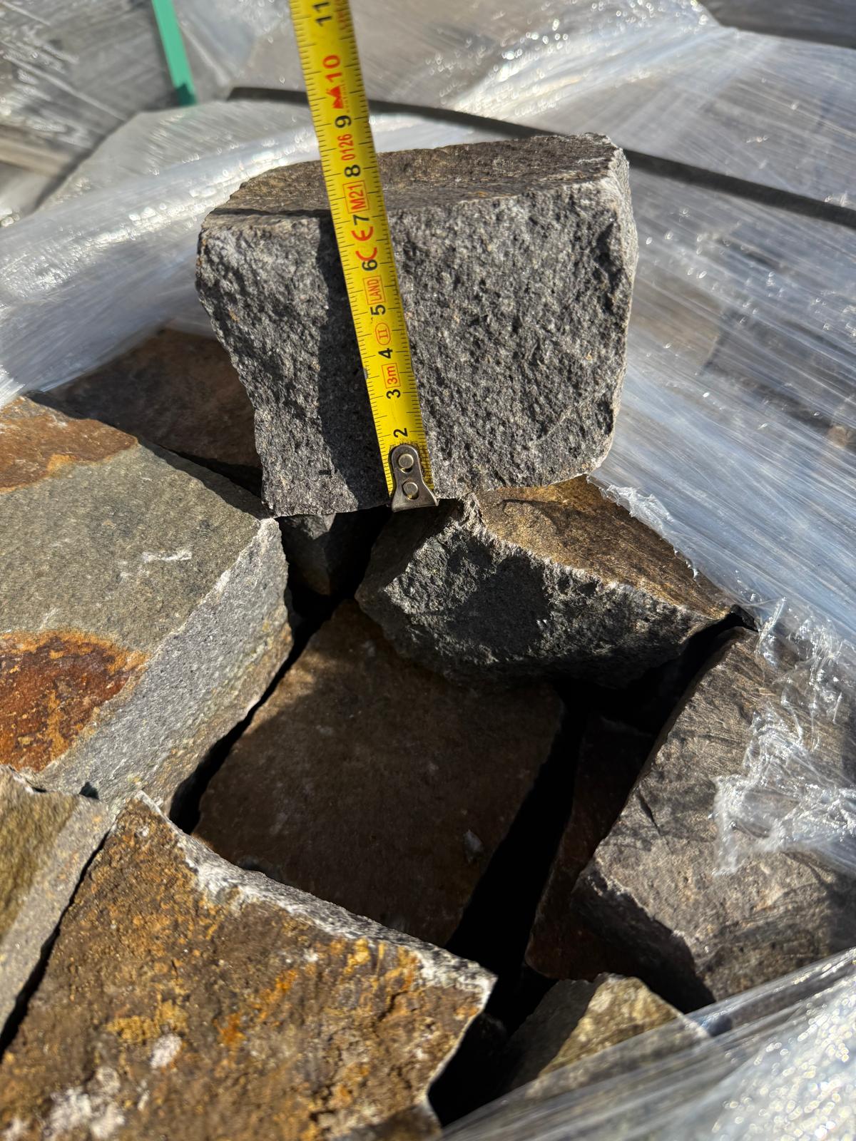 8/10 színes andezit kockakő 7 cm vastag, hasított 6 8/10 cm színes andezit kockakő mérőszalaggal, 7 cm körüli vastagsággal