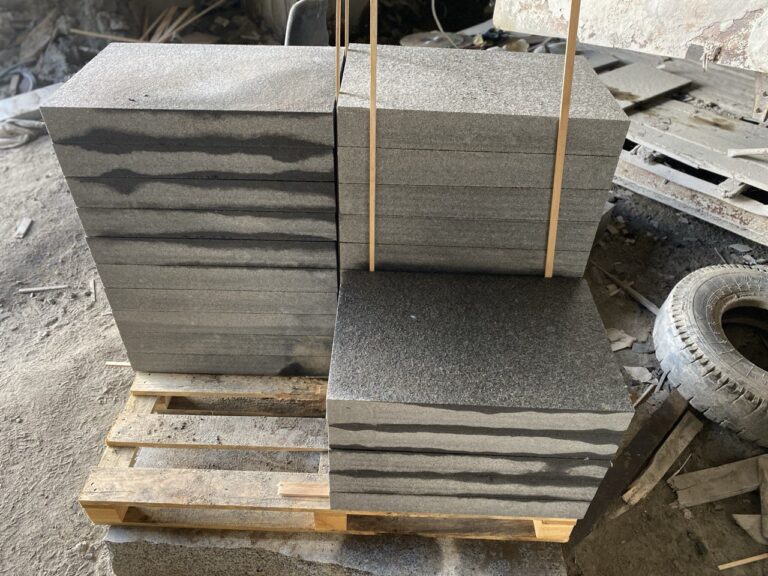 Szállításra készülő sötétszürke - fekete gránit burkolólapok térburkolat, útburkolat, járdaburkolat, lábazat, homlokzatburkolat készítéséhez, lángkezelt vágott, mattcsiszolt, homokfúvott, stokkolt felülettel, több méretben, pl. gránit térburkoló lap – 5 cm termékként is gyártva