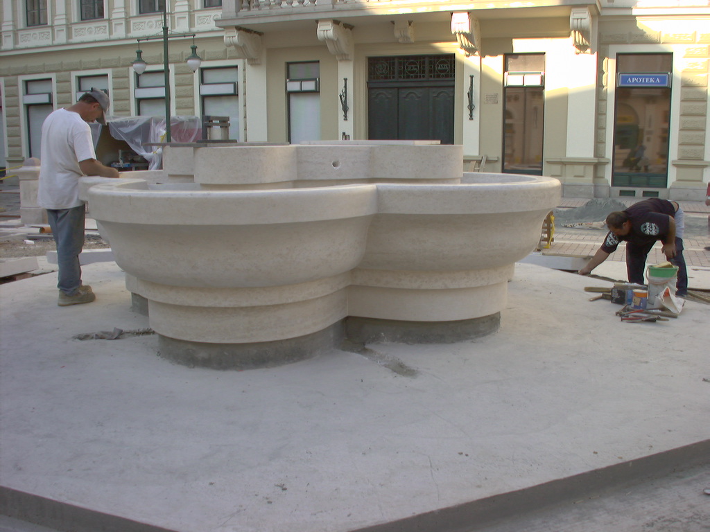 Szeged Klauzál téri szökőkút összeszerelése