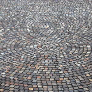 8/10 színes andezit kockakő 7 cm vastag, hasított 9 8/10 színes andezit kockakő 7 cm vastag, hasított