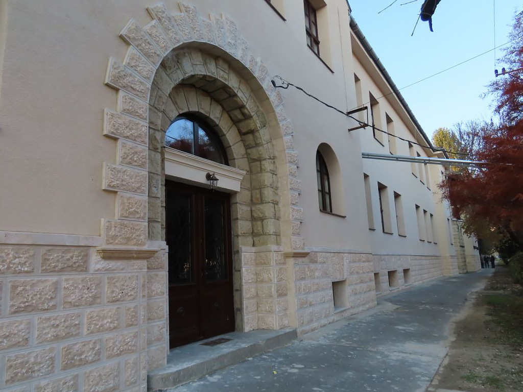 Hőszigetelt homlokzat kőburkolattal műemlék épületen - Csongrád, Bársony István Technikum