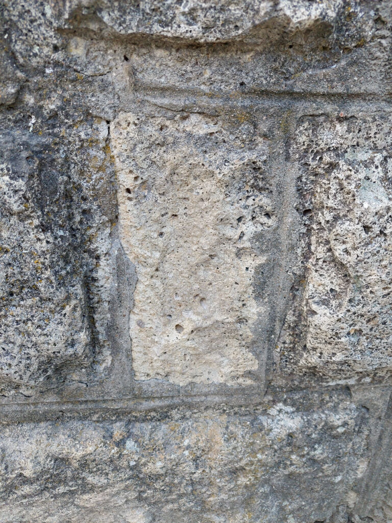 Szennyezett kőfelület tisztítási próba, a keleti homlokzat lábazati részén