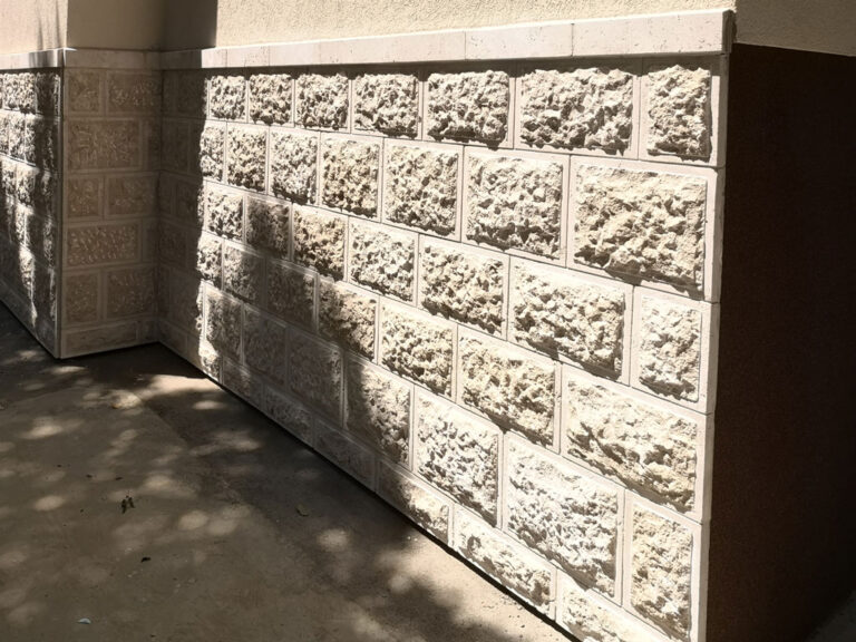 Burkolt és vakolt homlokzati felületek találkozása hőszigetelt falon