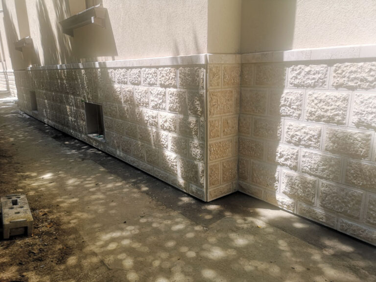 Homlokzati sarkok találkozása kőburkolattal ellátott hőszigetelt falon