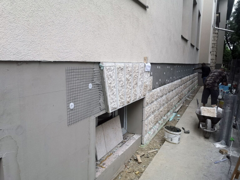 Lábazati kőburkolat elhelyezése hőszigetelt homlokzaton – Csongrád