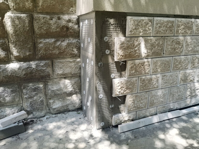 Természetes kőburkolat felhelyezése hőszigetelt falra