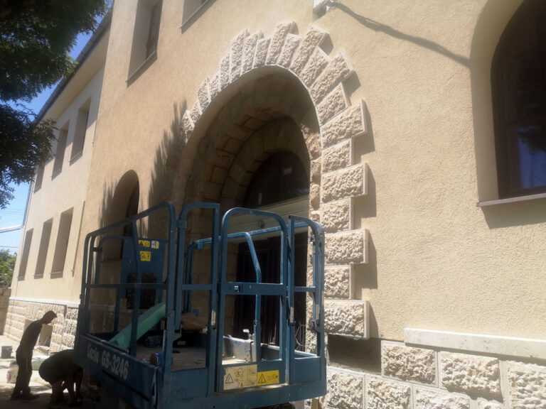 Sarok és síkfelület csatlakozása a felújított kőhomlokzaton