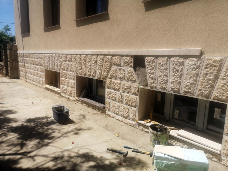 Elkészült hőszigetelt kőhomlokzat a csongrádi iskola felújításán