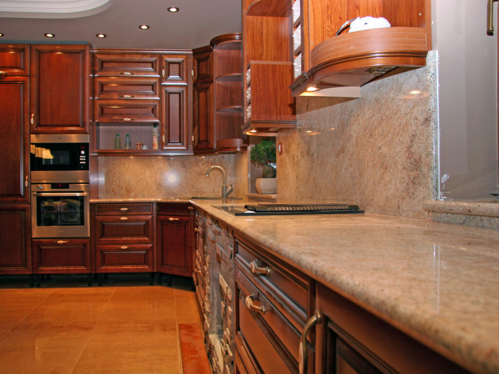 Természetes kő konyhapult és falburkolat egyedi belsőépítészeti kialakítással