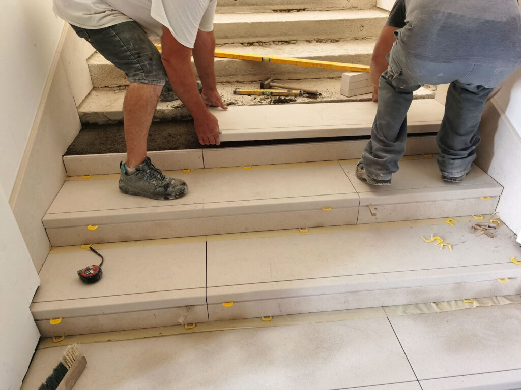 Beltéri természetes kő lépcsőburkolat kivitelezése pontos illesztésekkel
