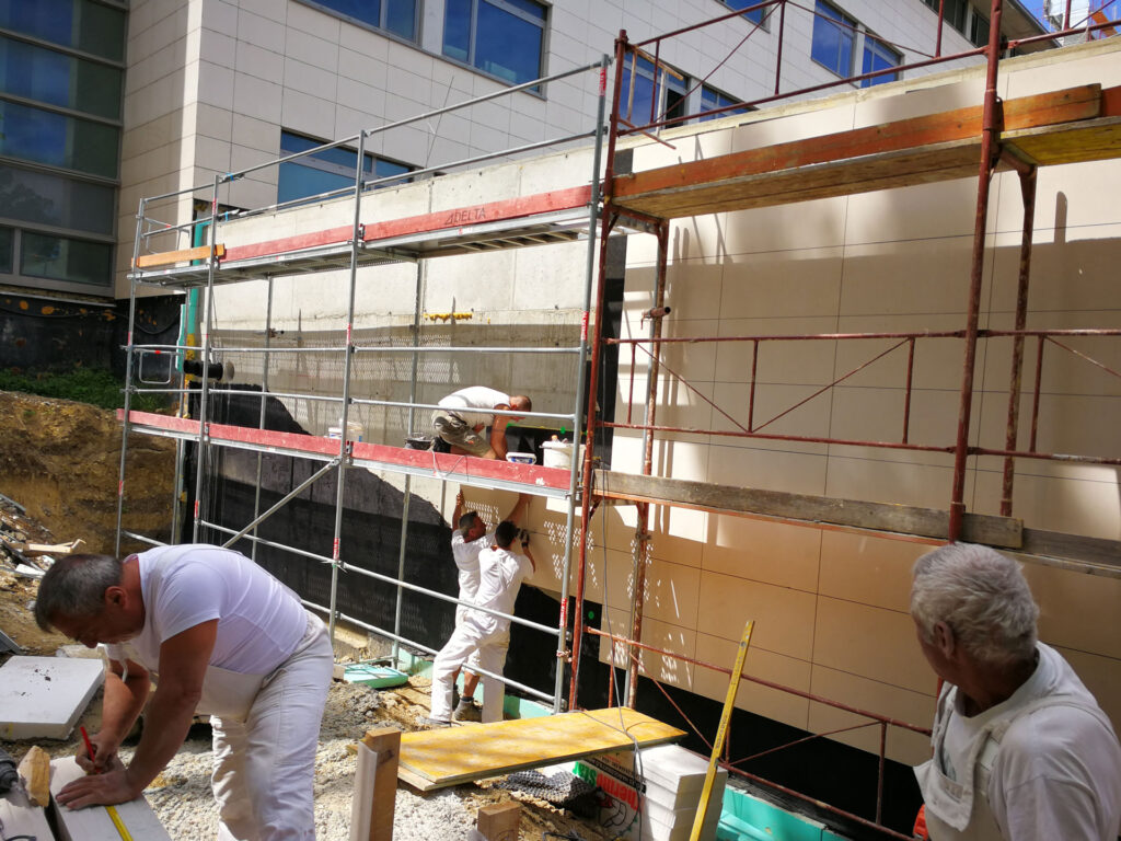 Szerelt természetes kő homlokzat kivitelezése állványozott környezetben