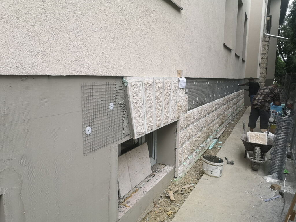 Természetes kőburkolat kialakítása korszerűsített, hőszigetelt homlokzati felületen