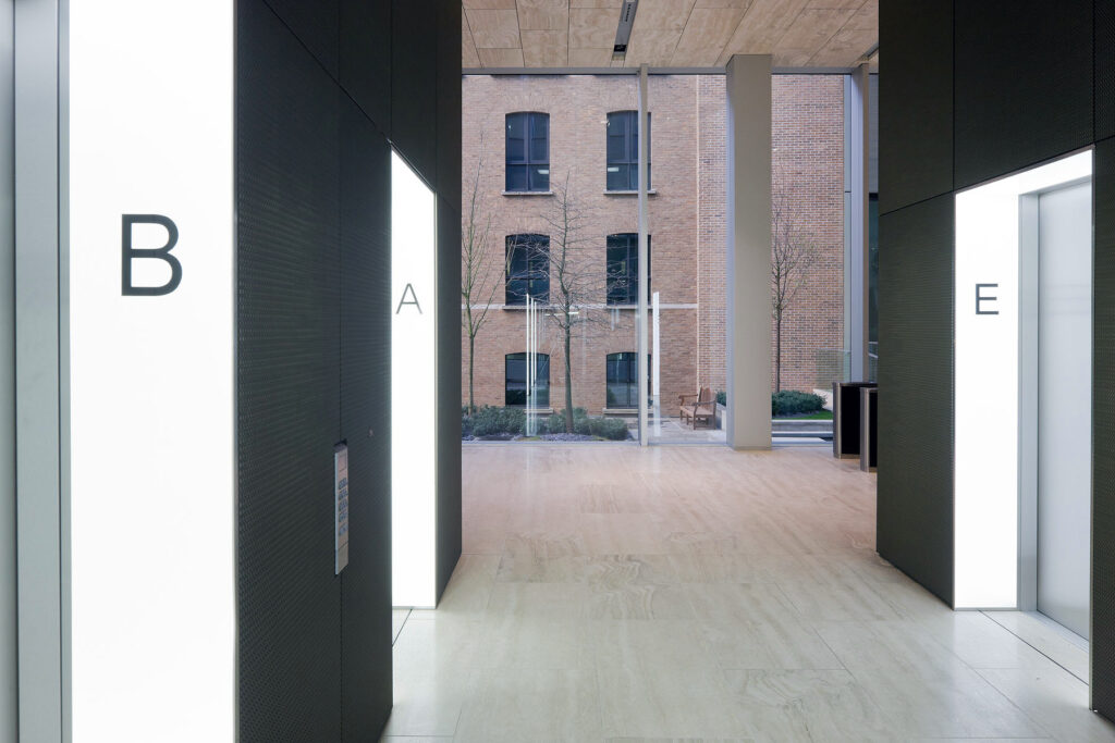 Világos travertin padlóburkolat modern építészeti térben, nagy formátumú lapokkal