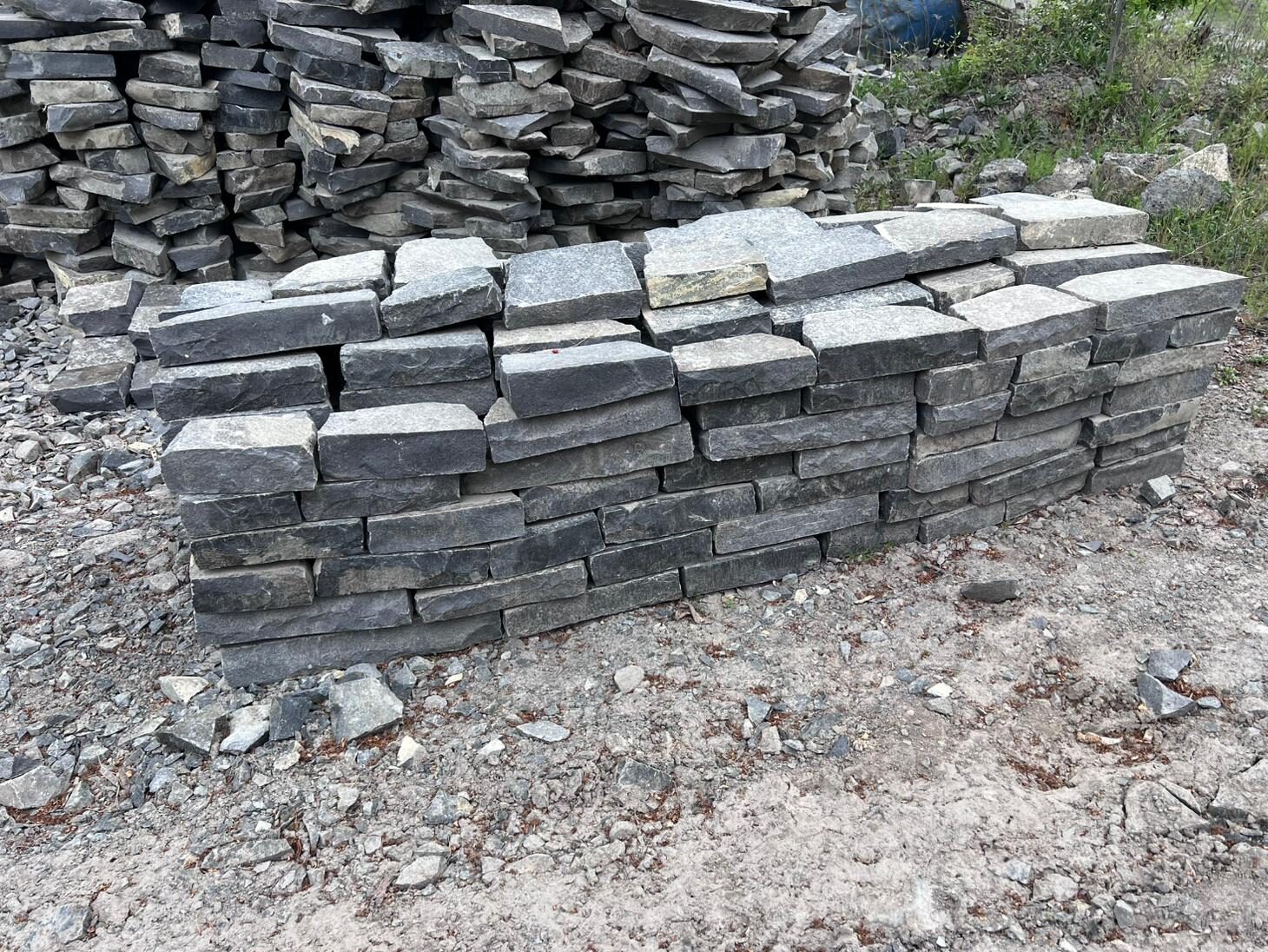 Hasított bazalt szegélykő 5x15 cm térkő szegély kialakításhoz