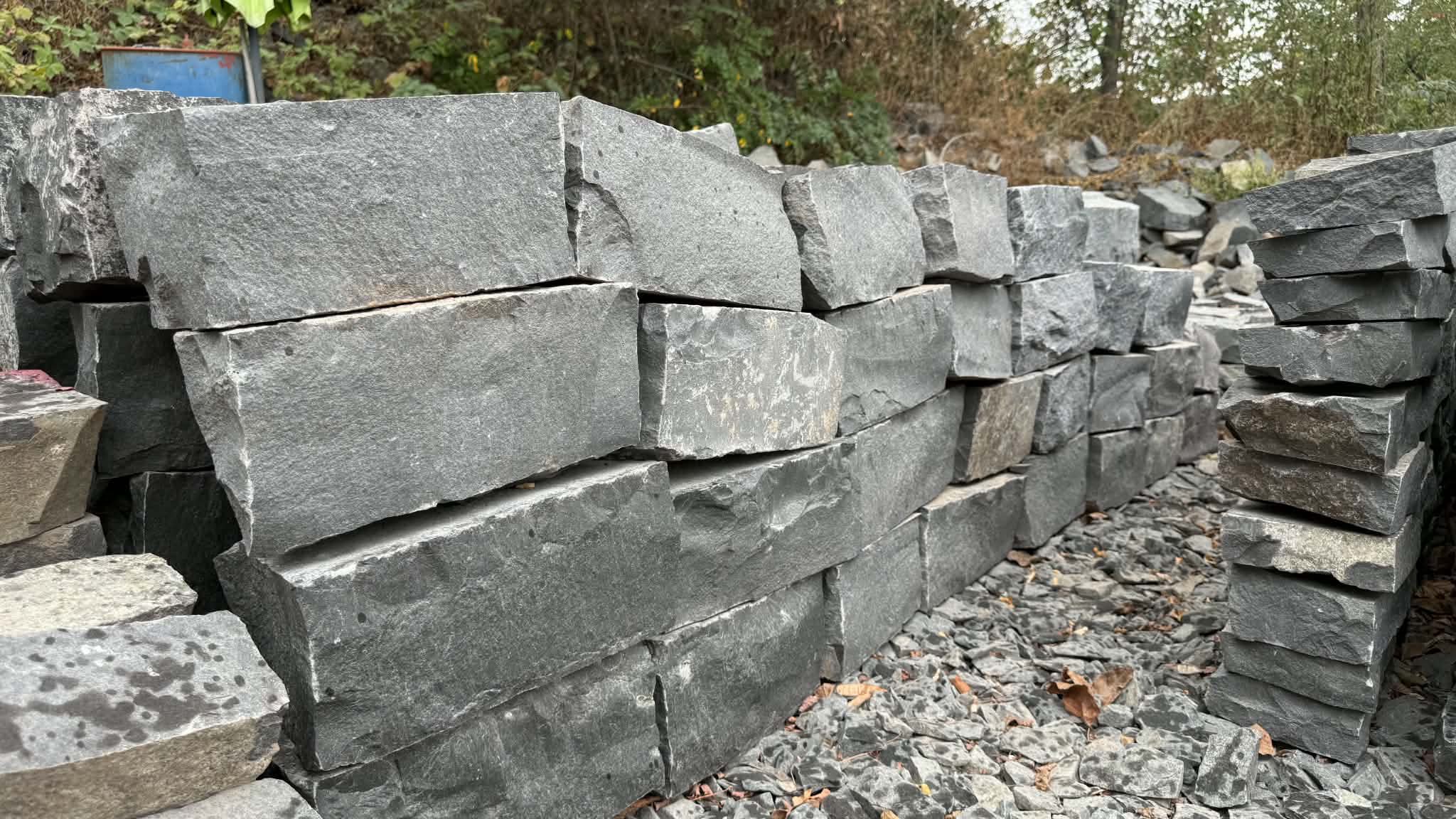 15/20+ cm hasított bazalt szegélykő elemek 25-40 cm változó hosszúságban