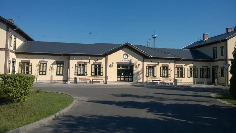 1-műemlék-bejarati-traktus-rampakkal-1
