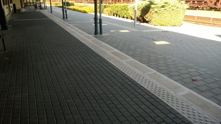 2-műemlék-felújítás-taktilis-tomblepcso-epulet-felol