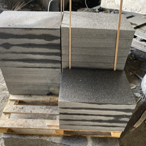 Szállításra készülő sötétszürke - fekete gránit burkolólapok térburkolat, útburkolat, járdaburkolat, lábazat, homlokzatburkolat készítéséhez, lángkezelt vágott, mattcsiszolt, homokfúvott, stokkolt felülettel, több méretben, pl. gránit térburkoló lap – 5 cm termékként is gyártva