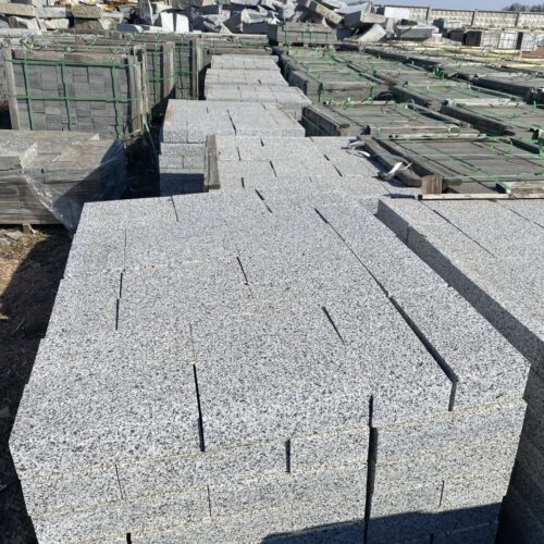 Világosszürke gránit térburkoló lap – 5 cm vastag, különböző méretben és felülettel